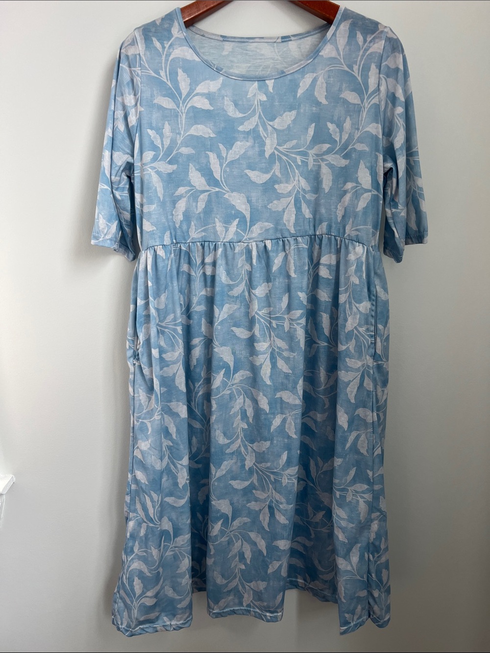 Light Blue Leaf-Print Flowy Lightweight Midi Dress Short Sleeves Coastal Size M